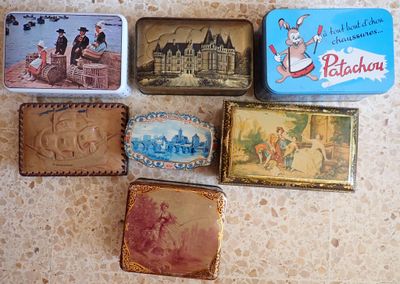 quatre boîtes de différents types, posées par terre