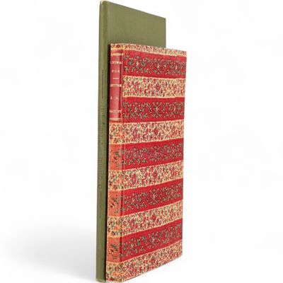 un livre rouge et vert à la couverture rayée