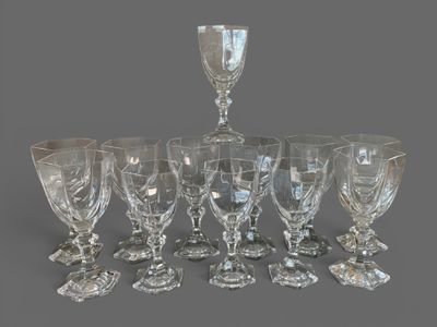 une image représentant un groupe de verres à vin empilés les uns sur les autres