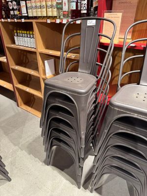 de nombreuses chaises empilées les unes sur les autres