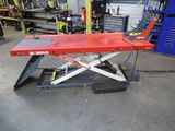 une photo représentant une paire de ciseaux rouges dans un garage