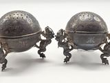 deux objets métalliques posés l'un à côté de l'autre sur une surface blanche