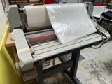 une machine posée sur une table dans une pièce
