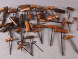 de nombreux outils de menuiserie de toutes sortes posés sur une table