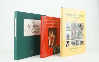 trois livres posés l'un à côté de l'autre sur une table