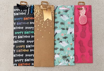 trois sacs-cadeaux ornés de motifs différents