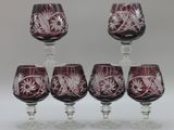 six verres à vin sont empilés les uns sur les autres
