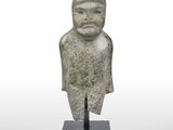 gros plan d'une statue d'un homme barbu
