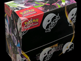 une boîte de cartes à collectionner Pokémon sur fond noir