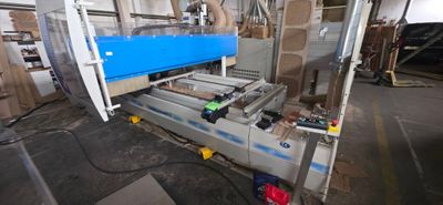 une machine qui travaille sur une pièce de bois