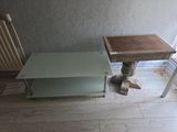 une petite table et une chaise dans un coin de la pièce