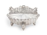 un plat ancien en argent surmonté d'une couronne