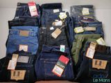 Plusieurs paires de jeans pour homme sont empilées les unes sur les autres
