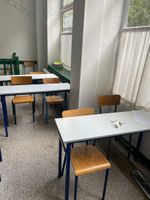 Ensemble des tables et chaises d'écoliers plateau bois struc… (photo 5)