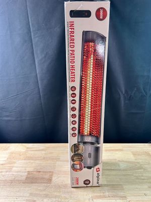 une boîte avec une lumière rouge à l'intérieur, posée sur une table en bois