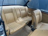 un siège en cuir beige à l'arrière d'une voiture