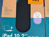 Deux boîtes contenant les nouveaux iPhone sont exposées dans le magasin.