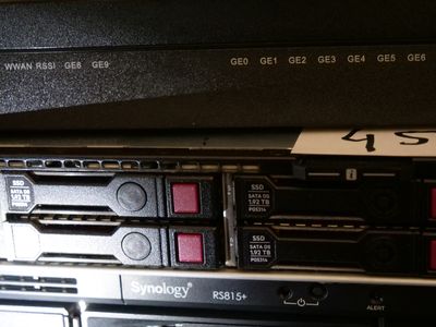 un gros plan sur un rack contenant de nombreux types d'appareils électroniques