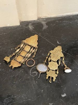 deux bijoux posés par terre l'un à côté de l'autre