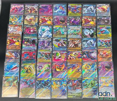 une grande collection de cartes Pokémon posée sur une table