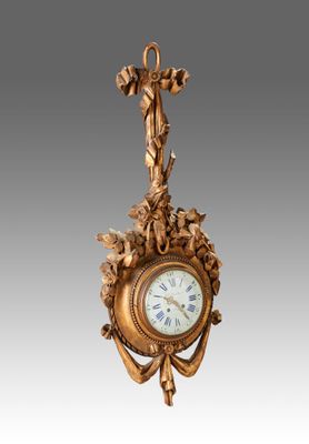 une image représentant une horloge accrochée au mur