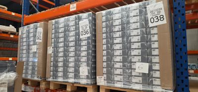 de nombreux cartons empilés sur les palettes dans l'entrepôt