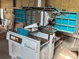 une machine qui se trouve à l'intérieur d'un bâtiment