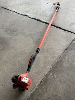 un poteau rouge muni d'une poignée rouge sur le trottoir