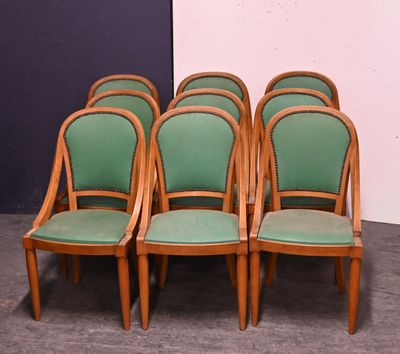 six chaises alignées