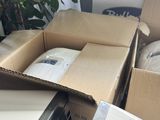 de nombreux cartons d'objets posés à même le sol