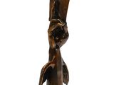 une image représentant une statue en bronze d'une femme portant un chapeau sur la tête