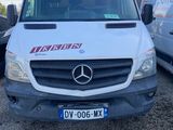 une camionnette blanche garée sur un terrain