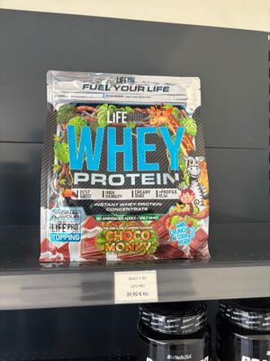 un sachet de protéines de lactosérum sur une étagère dans un magasin