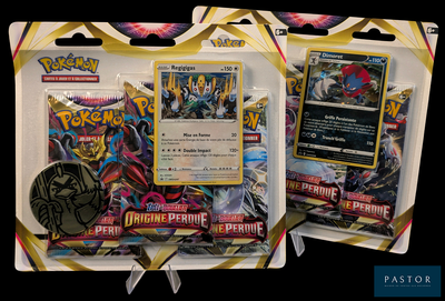 Deux paquets de cartes à collectionner Pokémon se trouvent dans un sac en plastique.