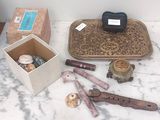 une table sur laquelle se trouvent une boîte et une boîte remplie d'objets