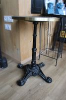 Réunion d'une table bistrot ronde à pied en fonte de fer laq… (photo 2)