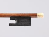 un vieil archet de violon avec un manche en bois sur fond blanc