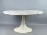 une image représentant une table blanche avec un plateau en marbre sur fond gris
