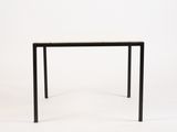 table à manger rectangulaire avec des pieds noirs et un plateau en marbre blanc