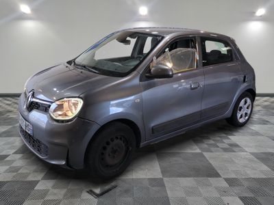 la photo d'une petite voiture garée dans un garage