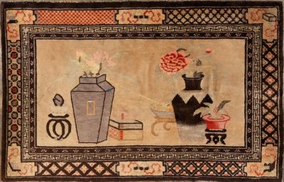 CHINE. Tapis en laine à décor de mobilier chinois.