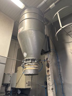 une grande machine qui se trouve à l'intérieur d'un bâtiment