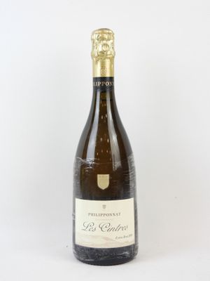 la bouteille de vin est posée sur une surface blanche