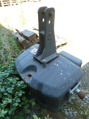 des toilettes noires posées au bord de la route