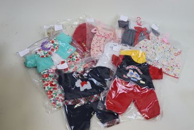beaucoup de vêtements de bébé dans le sac posé sur la table