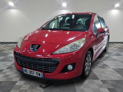 la photo d'une voiture rouge garée dans un garage