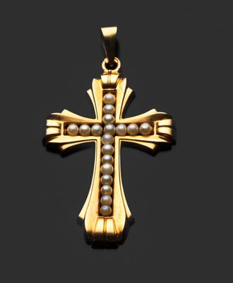 un gros plan d'une croix en or ornée de perles sur fond noir