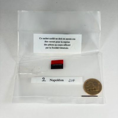un gros plan sur un petit bout de papier sur lequel se trouve un stylo