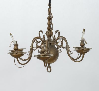 un lustre à trois lumières suspendu au plafond