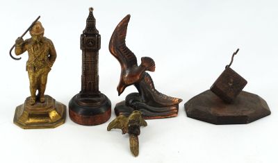 de nombreuses statues posées sur une surface blanche